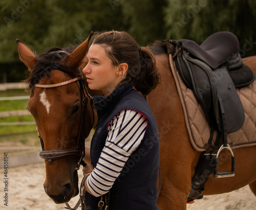 Portrait d'une jeune fille avec son cheval photo