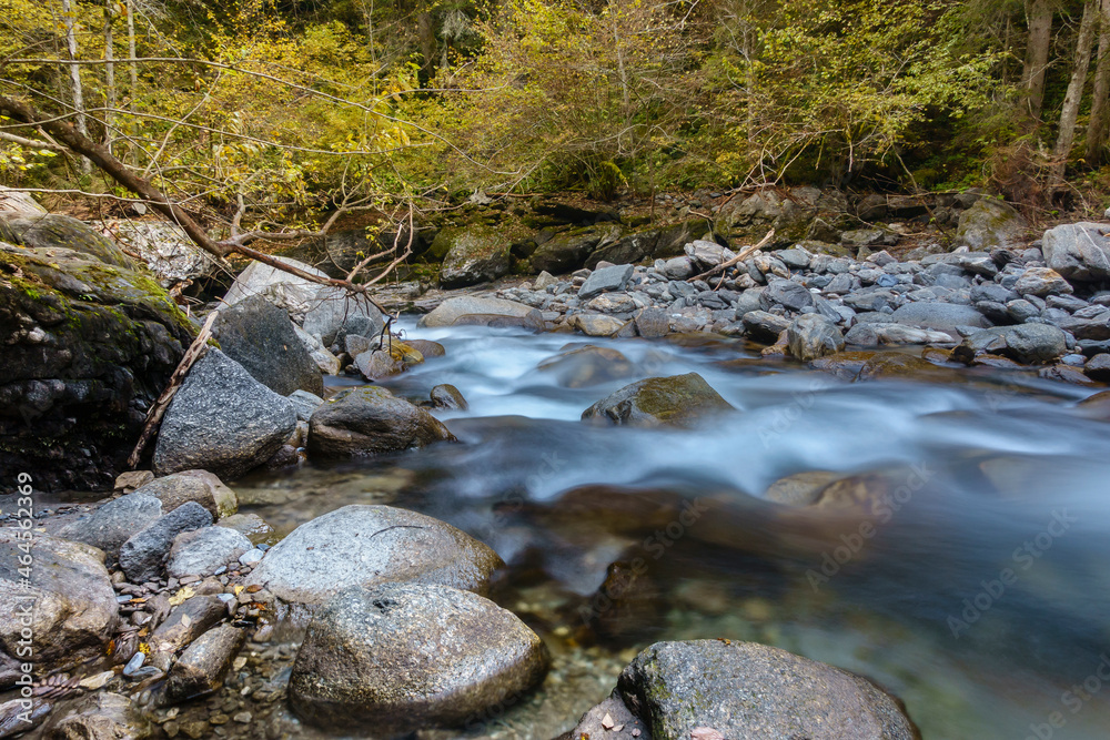 Gebirgsbach in einer Herbstlandschaft im Zillertal in Tirol Gebirgsbach in einer Herbstlandschaft im Zillertal in Tirol