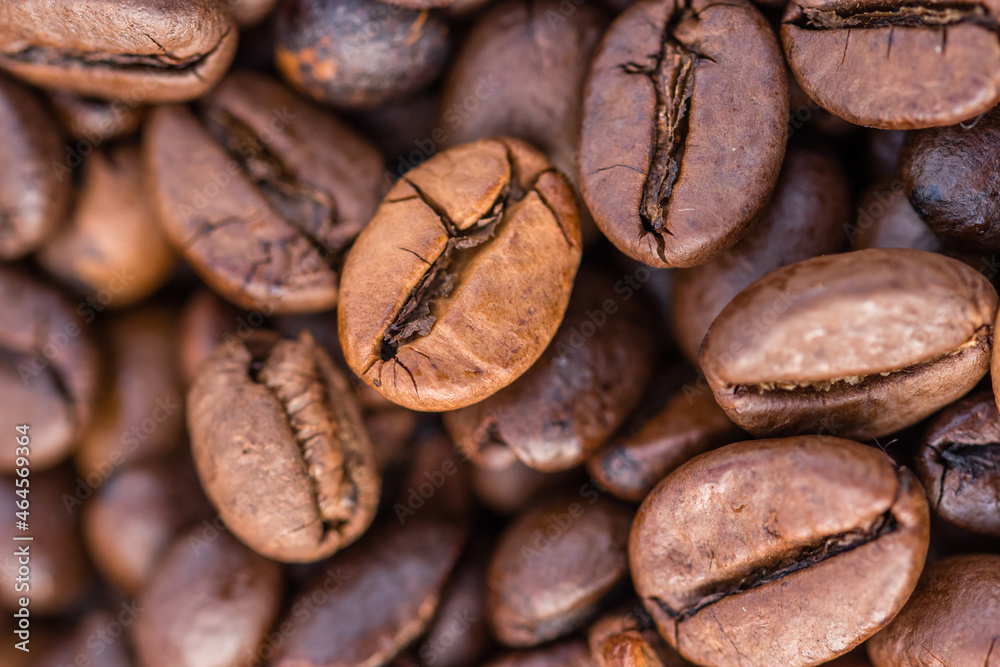 Obraz premium Close-up shot of aromatic Arabica coffee beans