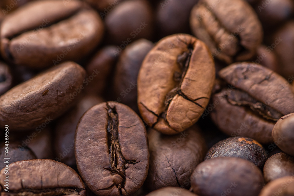 Naklejka premium Close-up shot of aromatic Arabica coffee beans