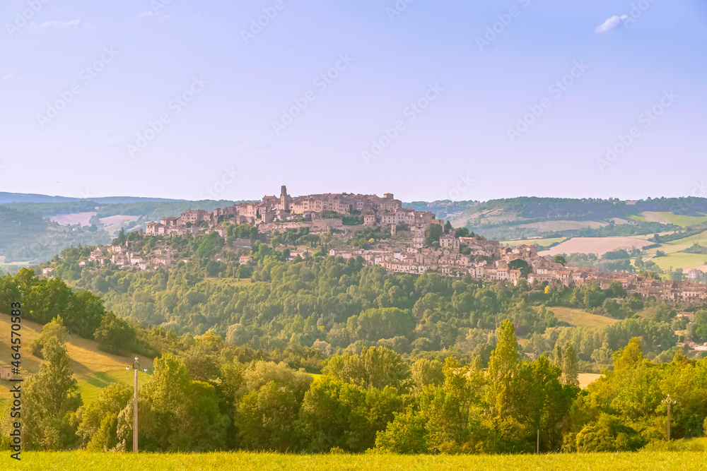 Vue du village de Cordes-Sur-Ciel, un des plus beaux villages de France, cité médiévale grand site d'Occitanie.	