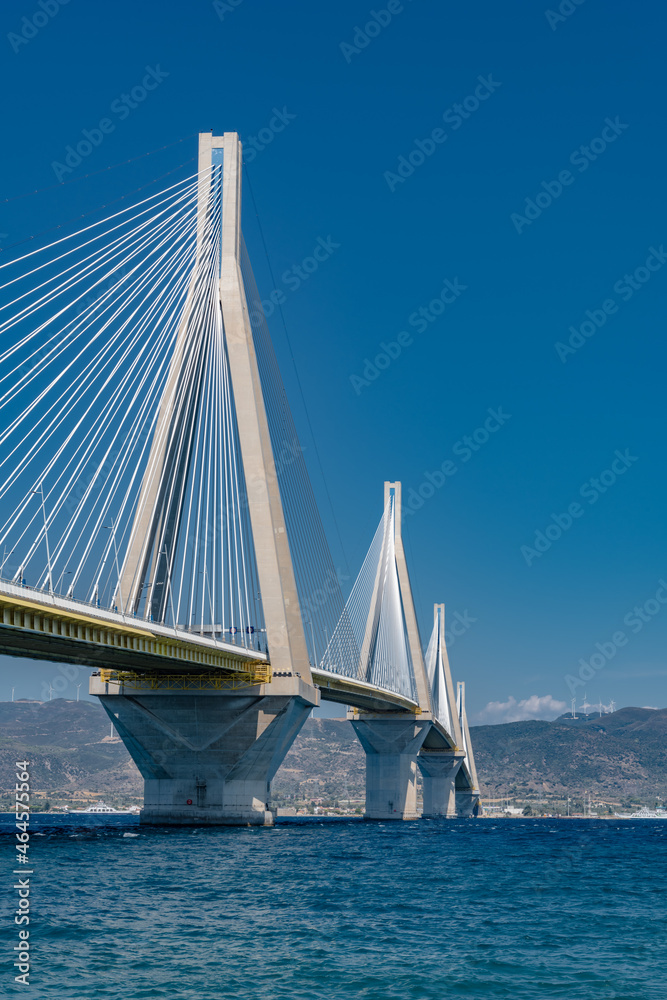 Obraz premium Noon under the cable-stayed bridge in Patras