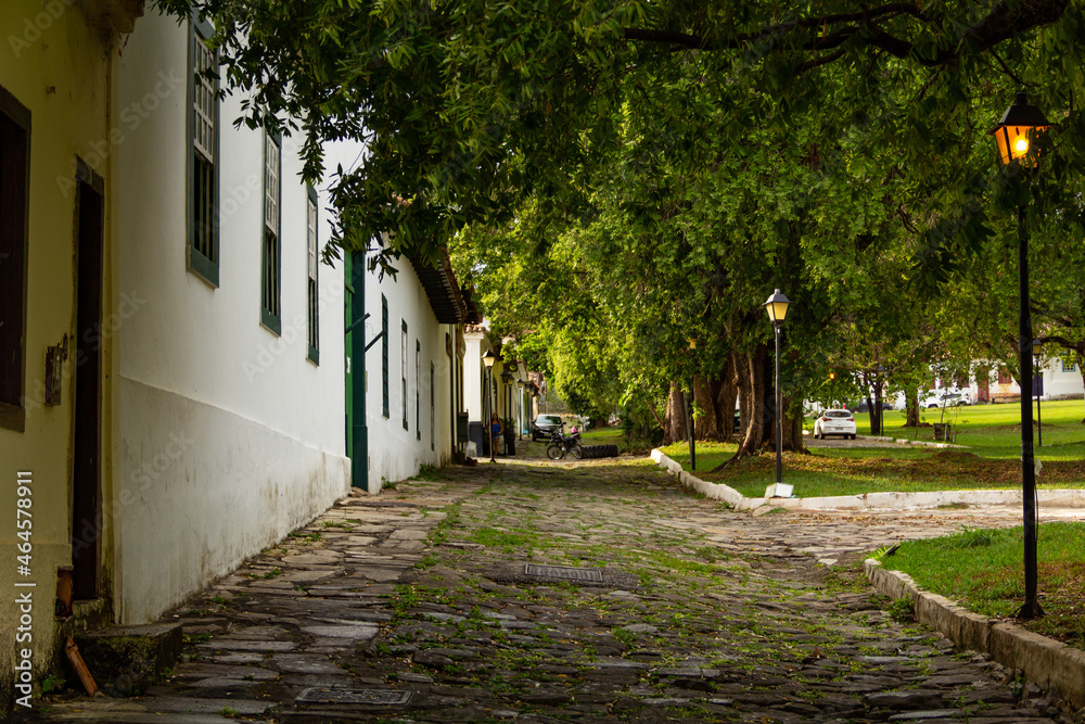 Detalhes de rua da Cidade de Goiás. Goiás é uma cidade do interior do Brasil, que tem arquitetura em estilo colonial. - obrazy, fototapety, plakaty 