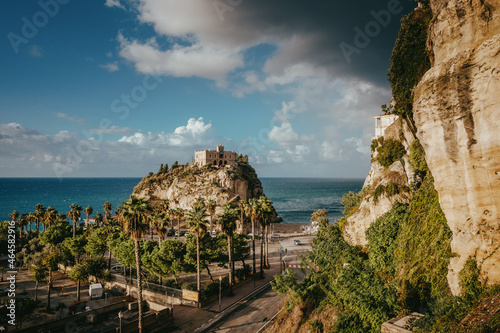 Blick auf die Wallfahrtskirche Santa Maria dell'Isola in Tropea an einem bewölkten Tag, Kalabrien, Italien photo