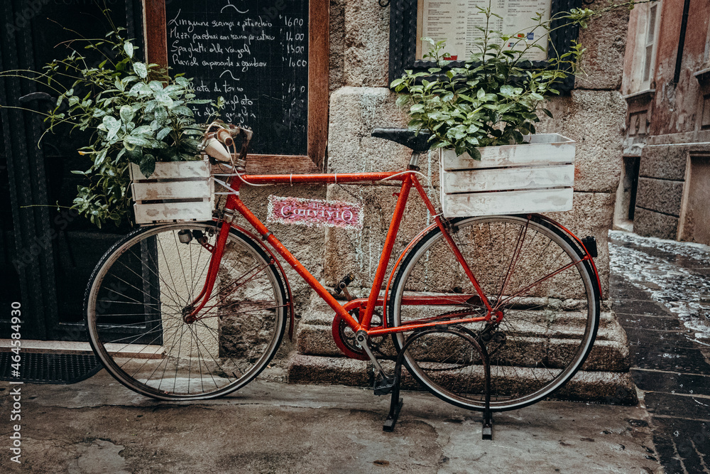 Rotes Vintage Fahrrad in den Gassen der Altstadt von Tropea, Kalabrien, Italien