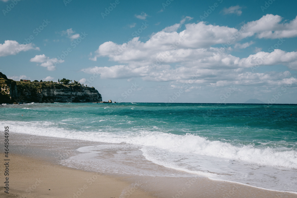 Azurblauer Blick auf das Meer und den Strand von Tropea, Kalabrien, Italien 