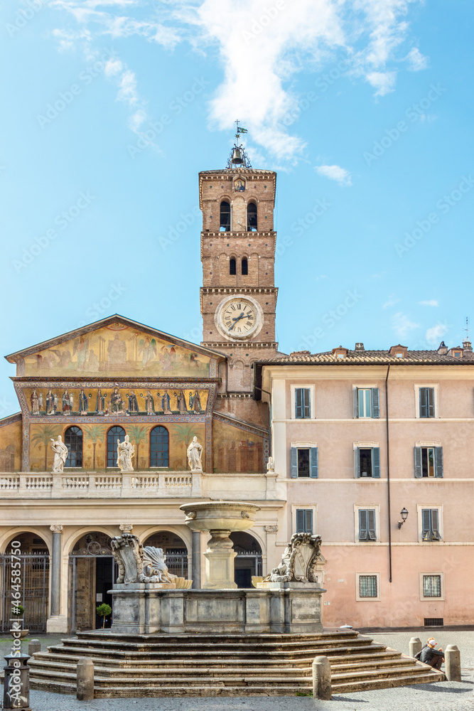 Obraz premium Basilica of Santa Maria in Trastevere with blue sky and fountain