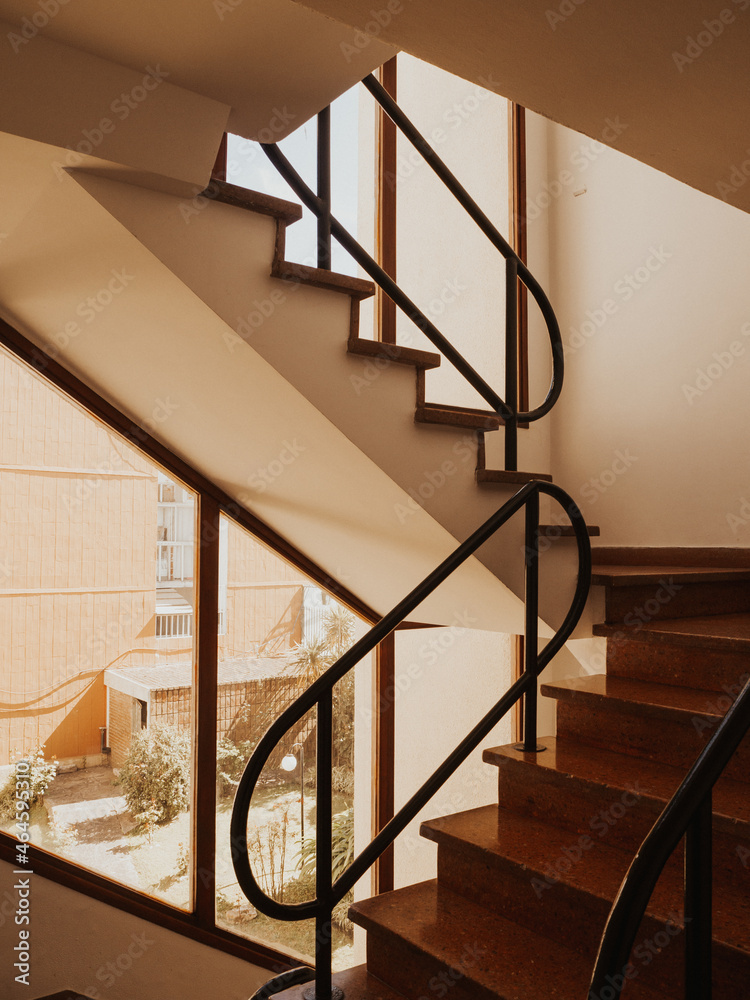 Obraz premium Detalle arquitectónico de Escaleras en interior de edificio 