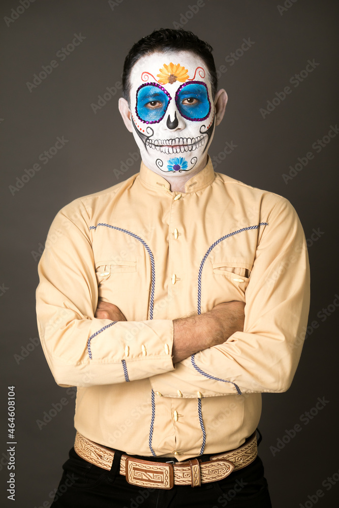 hombre maquillado de catrin para el dia de muertos como tradición mexicana hombre maquillado de catrin para el dia de muertos como tradición mexicana