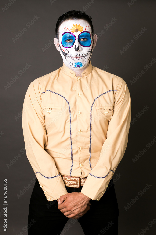 hombre maquillado de catrin para el dia de muertos como tradición mexicana hombre maquillado de catrin para el dia de muertos como tradición mexicana