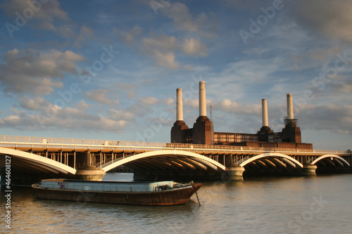 Fotografia, Obraz River Thames with barge Grosvenor Rail Bridge and Battersea Power Station