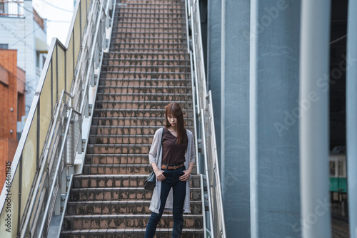 街を散策する女性