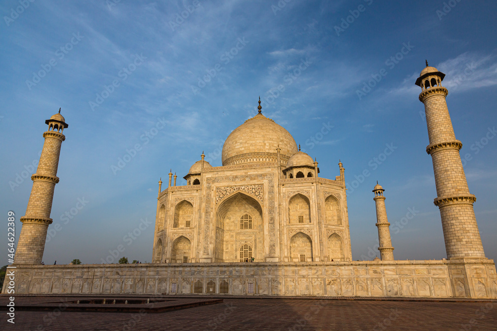 Fototapeta premium インド アーグラのタージ・マハルの大理石で作られた墓廟とミナレット