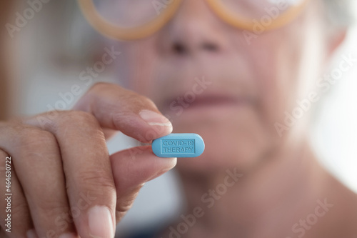 Canvas Print Female doctor holding the tablet for the fight against covid-19 coronavirus