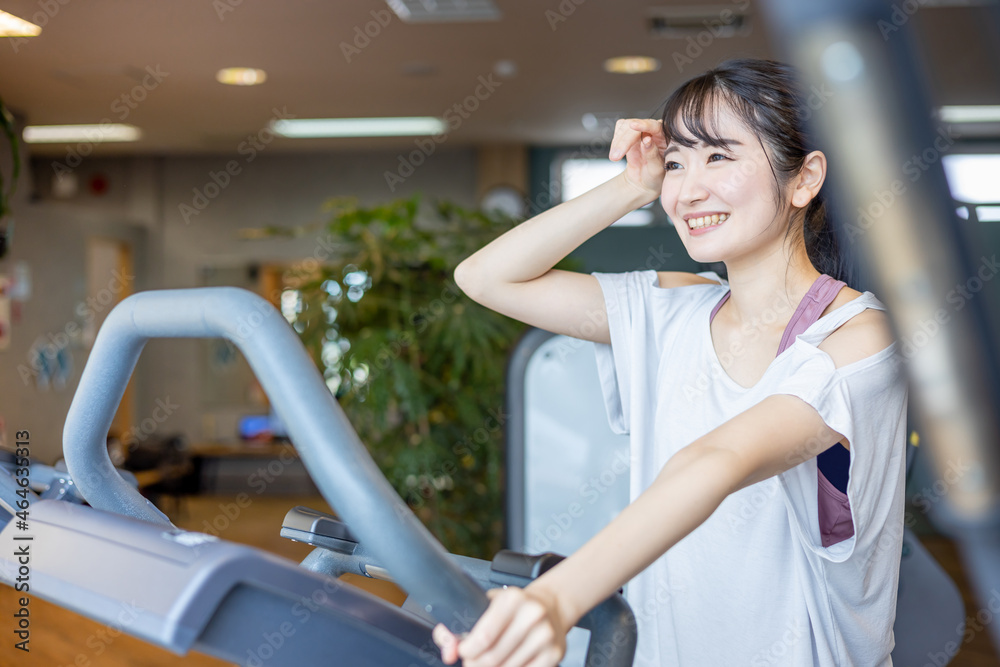 スポーツジムで運動する女性(汗)
スポーツジムで運動する女性(汗)