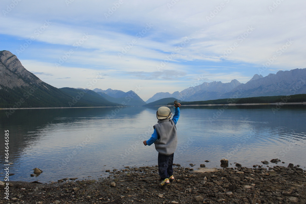 ロッキーマウンテンのほとりの湖に石を投げる子供 A kid throwing the rock into the water, Rocky Mountain ロッキーマウンテンのほとりの湖に石を投げる子供 A kid throwing the rock into the water, Rocky Mountain