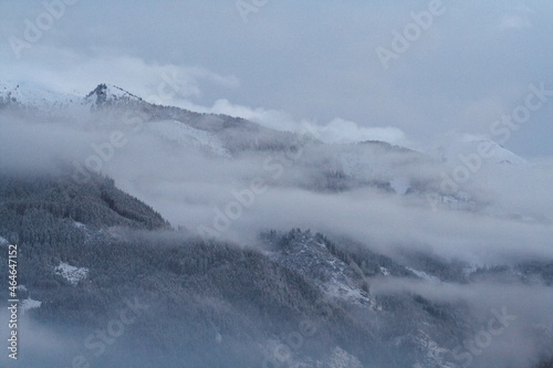 nebbia su montagne innevate