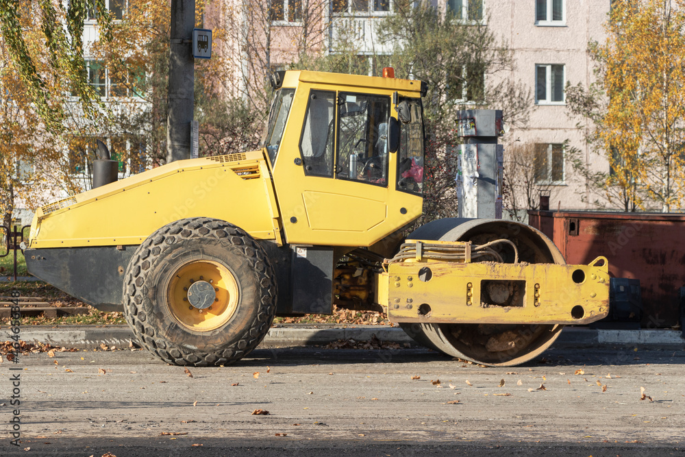 Heavy duty vibratory road roller for asphalt concrete works and road repairs. Heavy machinery when repairing asphalt pavement. Heavy duty vibratory road roller for asphalt concrete works and road repairs. Heavy machinery when repairing asphalt pavement.