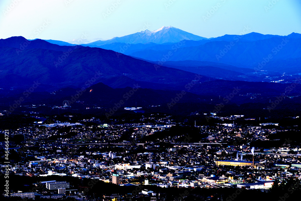 恵那市の町並と夕暮れの御嶽山