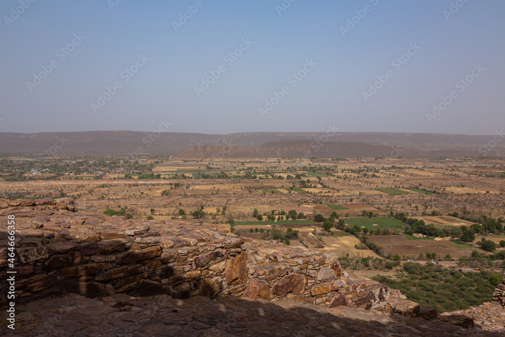 インド　ラージャスターン州のチッタウルガル砦内にある門、スラージ・ポールから見える風景