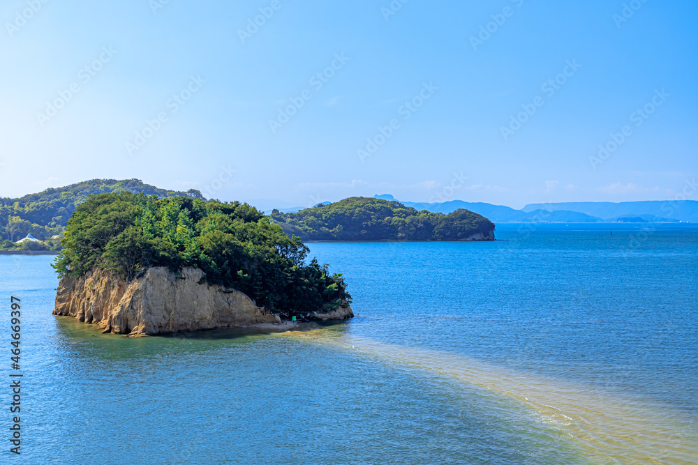 Fototapeta premium エンジェルロード（満潮時） 香川県小豆島 Angel Road (at high tide). Kagawa-ken Shodoshima