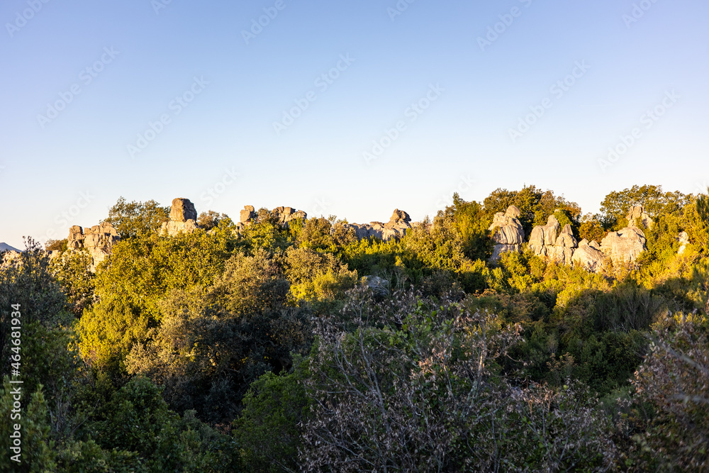 Paysage de la Mer de Rochers au lever du soleil, dans le piémont cévenol à Sauve (Occitanie, France)
