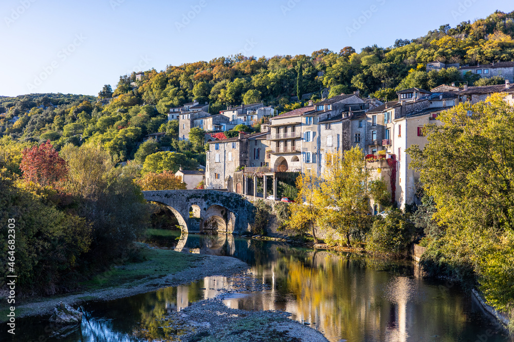 Vue sur le village médiéval de Sauve depuis les berges du Virdourle (Occitanie, France)
