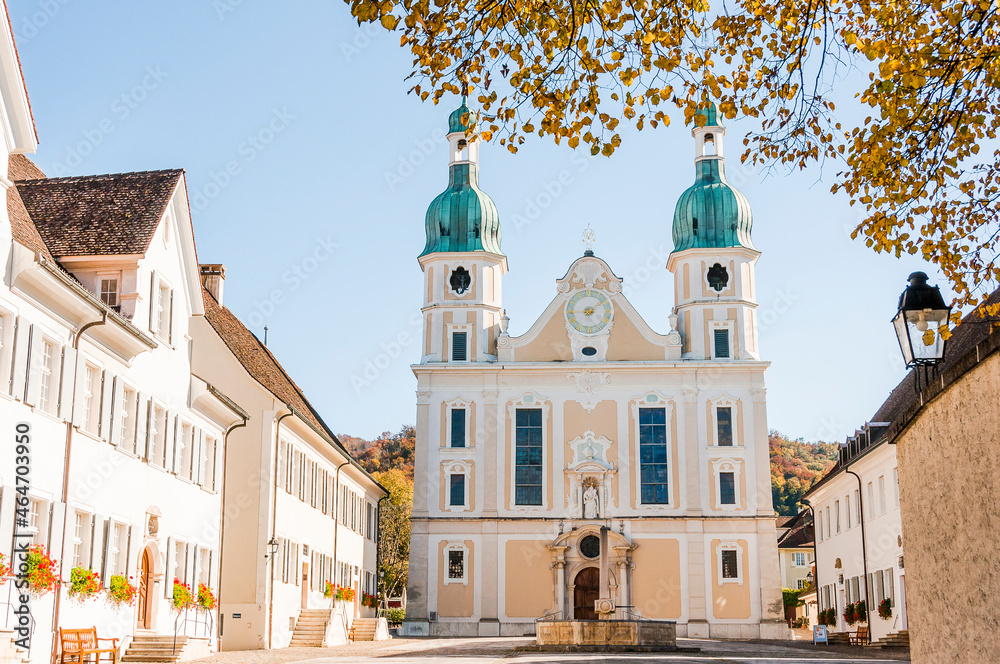 Obraz premium Arlesheim, Dom, Arlesheimer Dom, Domplatz, Spazierweg, Dorf, Baselland, Herbst, Herbstlaub, Herbstfarben, Birstal, Nordwestschweiz, Schweiz