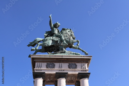 Fototapeta Statue de Vercingetorix sur la place de Jaude, ville de Clermont Ferrand, départ