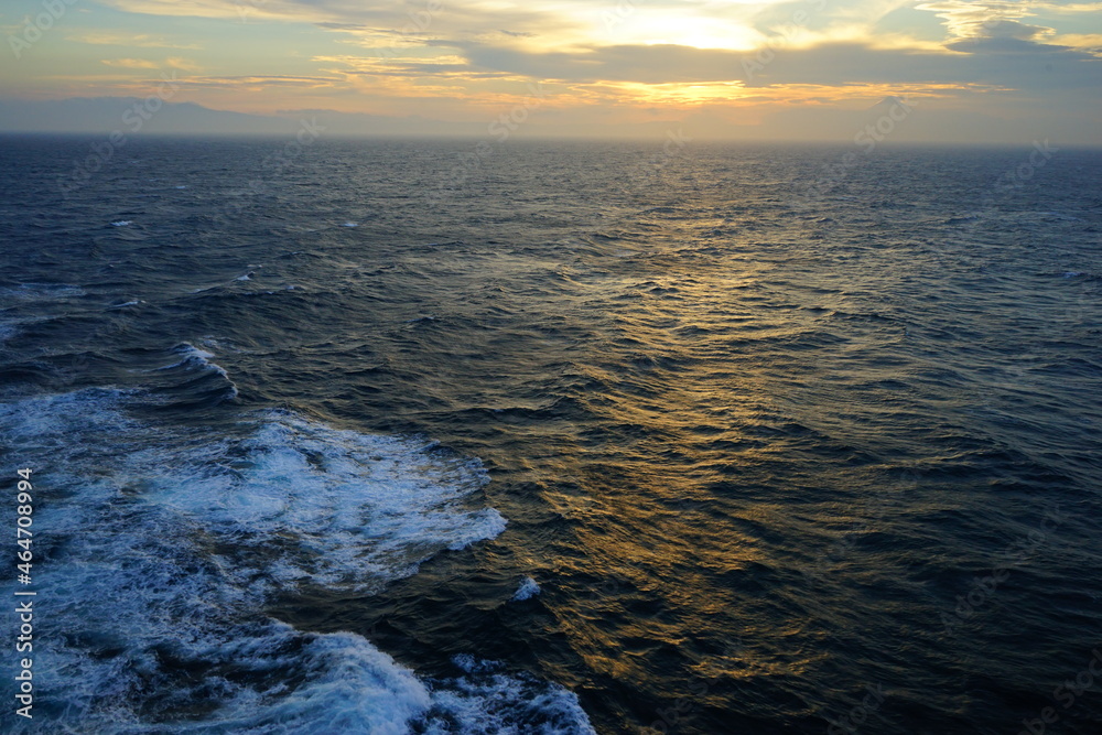Obraz premium Sunset view from ferry in pacific ocean - フェリーからの太平洋の夕日