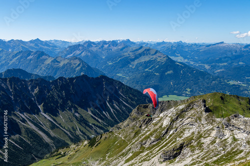 Gipfelblick vom Nebelhorn mit Gleitschirmflieger