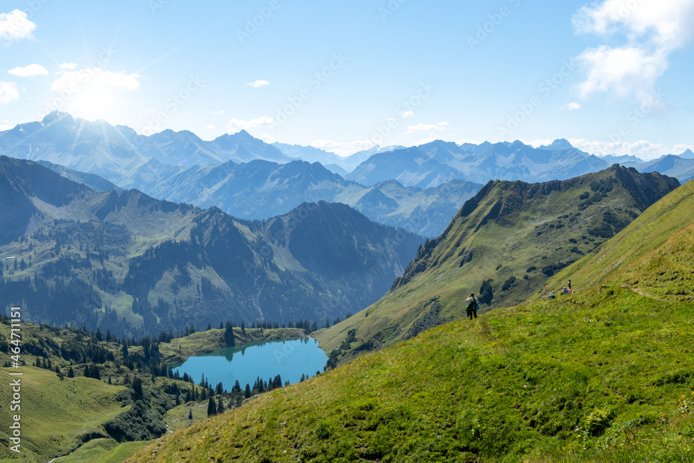 Naklejka premium Bergpanorama in den Allgäuer Alpen mit See