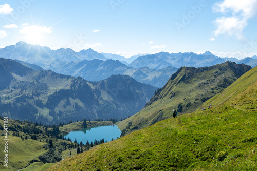 Bergpanorama in den Allgäuer Alpen mit See © Tanja Wilbertz
