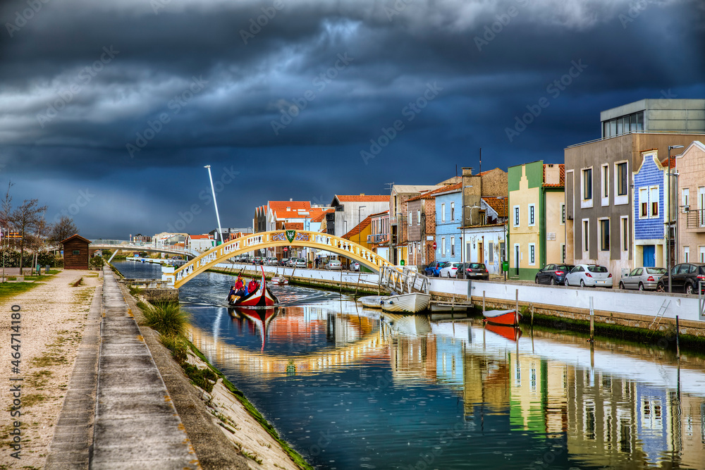 Obraz premium Rainy Weather Approaching the City of Aveiro, Portugal