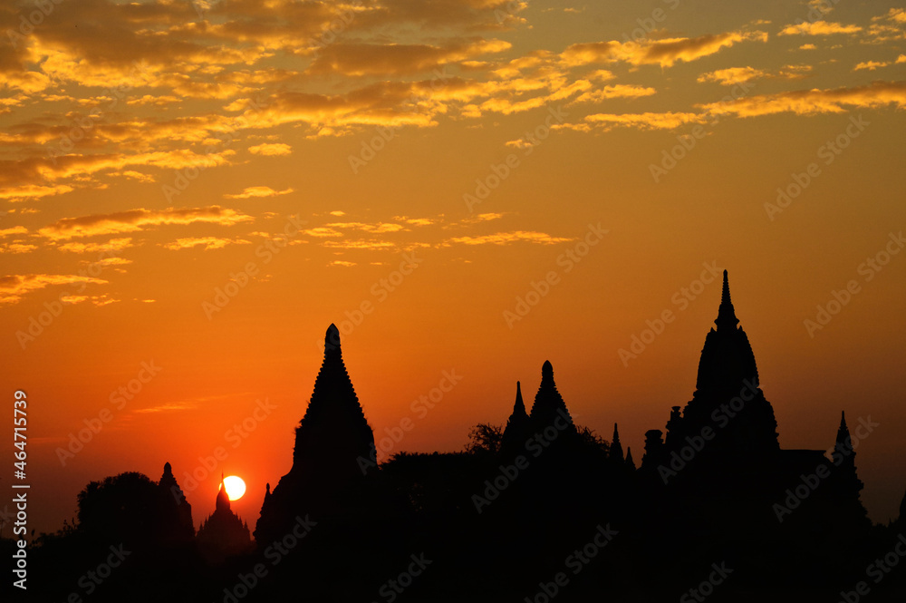 Le soleil se lève sur les nombreux temples du site archéologique bouddhique de Bagan, Birmanie, Myanmar