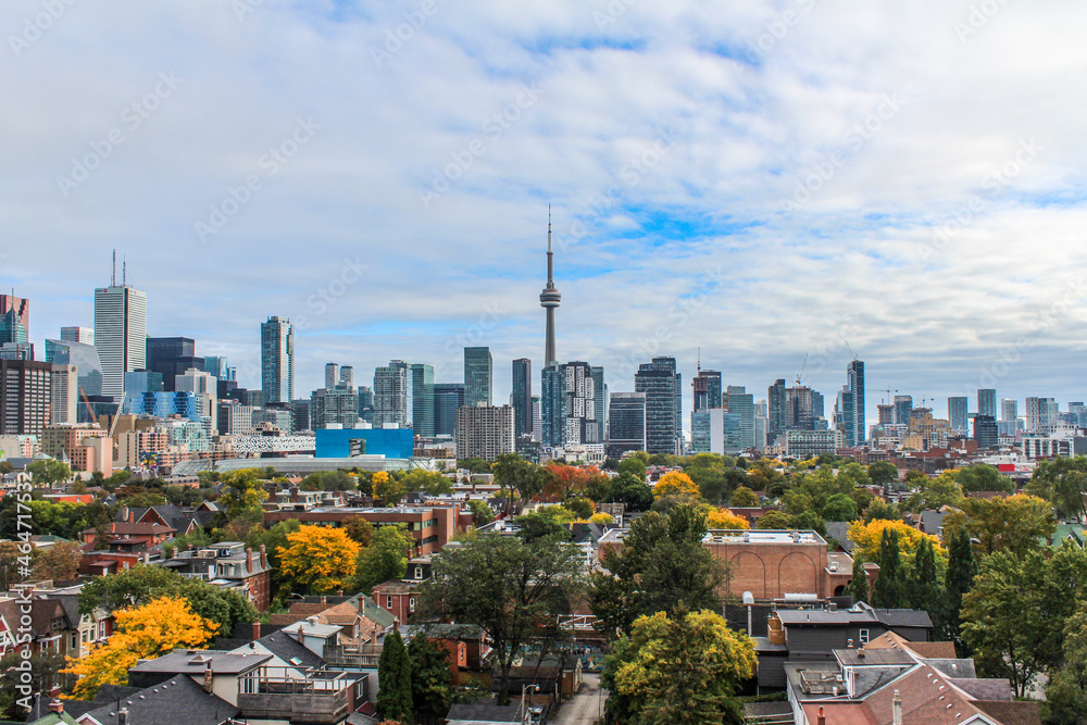 Fototapeta premium Toronto skyline on gloomy autumn day with fall leaves