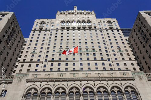 Obraz na płótnie The soaring facade of a 1920s tower in Toronto w salonie