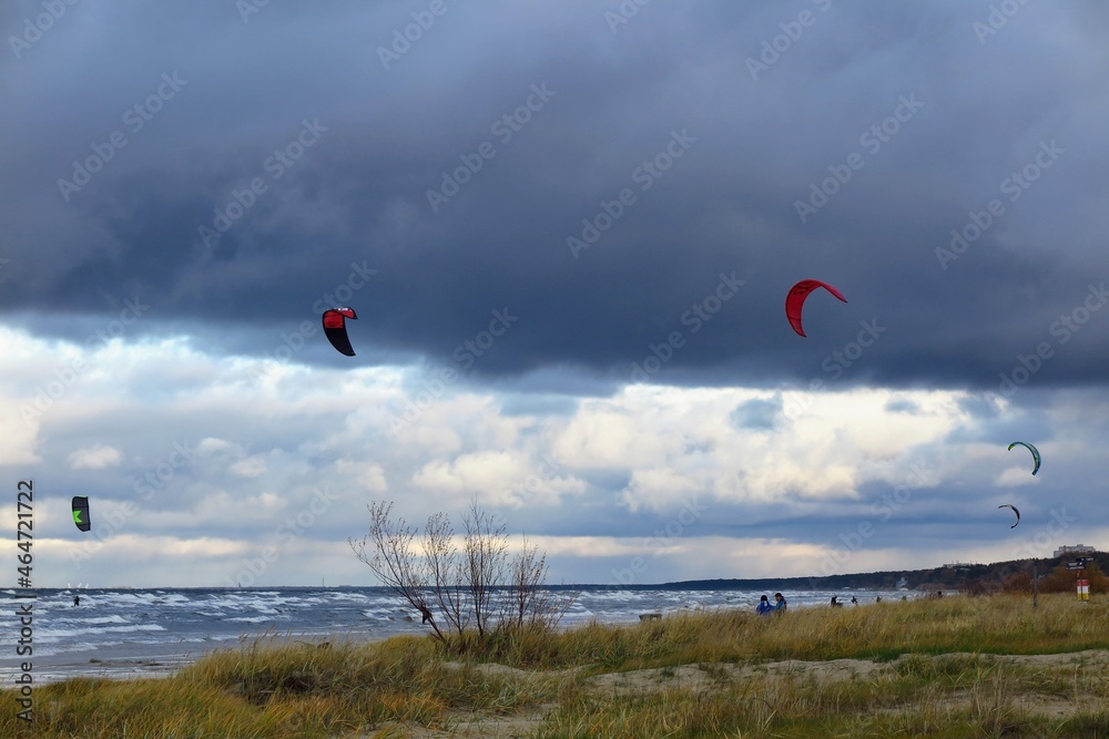 Obraz premium kite surfing on the beach