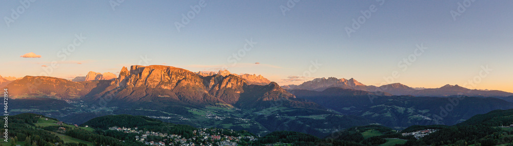 Blick auf die Dolomiten bei Sonnenuntergang in Südtirol Italien oberhalb von Bozen