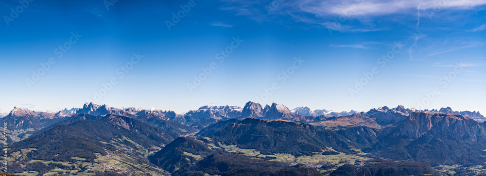 Blick auf die Dolomiten bei strahlendem Sonnenschein in Südtirol Italien oberhalb von Bozen