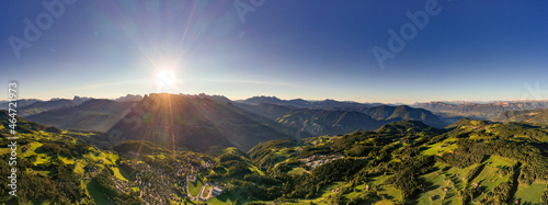 Blick auf die Dolomiten bei Sonnenaufgang in Südtirol Italien oberhalb von Bozen