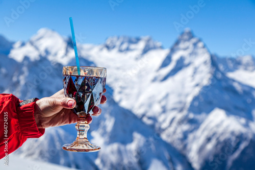 Foto Glass of mulled wine against the backdrop of beautiful mountains