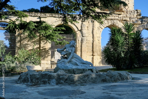 Arles , statue de Niobé , femme d'Amphion. Jardin public. photo