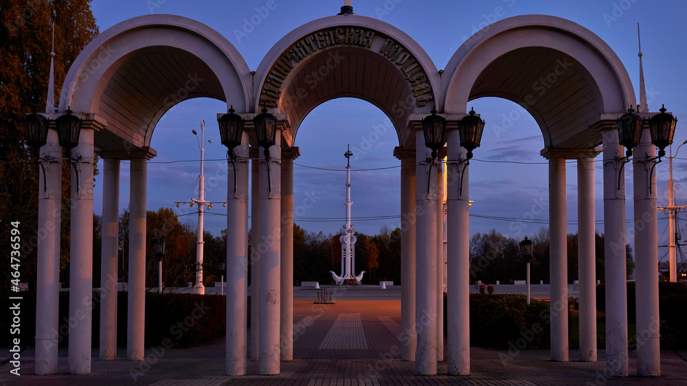 Monument on Admiralteyskaya Square in Voronezh on an autumn evening