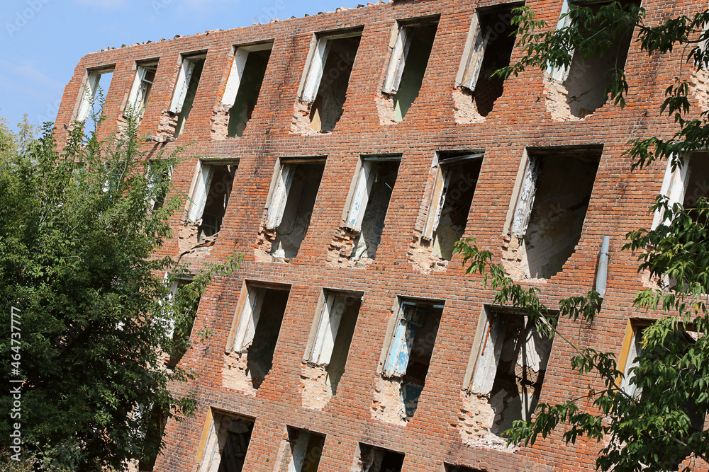 Fototapeta premium a destroyed building after an earthquake, a house without windows and doors