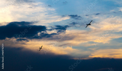 Actividades al aire libre, montaña, aeromodelismo, en el crepusculo y montaña.