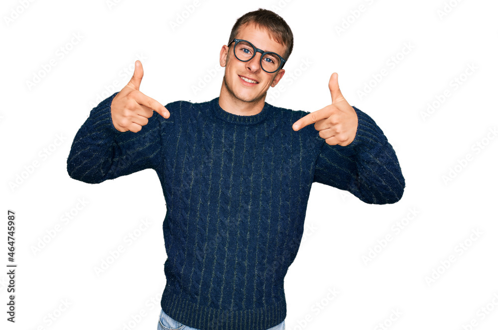 Naklejka premium Young blond man wearing casual clothes and glasses looking confident with smile on face, pointing oneself with fingers proud and happy.