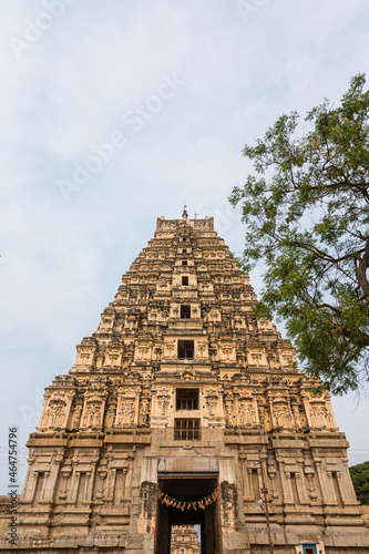 インド ハンピの建造物群の一つヴィルパークシャ寺院の塔門