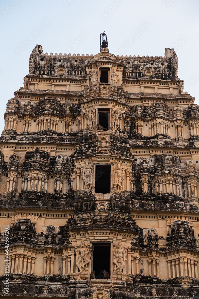 インド　ハンピの建造物群の一つヴィルパークシャ寺院の塔門