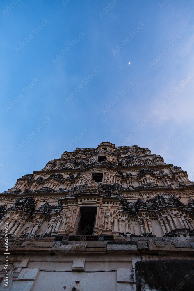 インド　ハンピの建造物群の一つヴィルパークシャ寺院の塔門